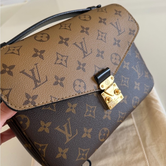 Louis Vuitton Reverse Metis Pouchette - Picture 11 of 15